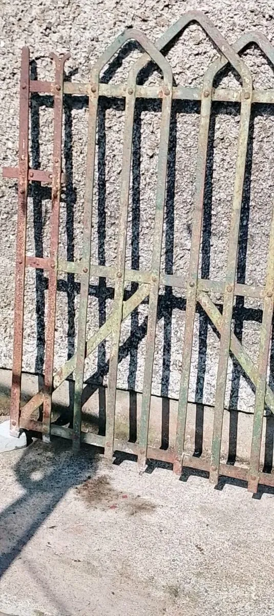 Old gate - Image 4