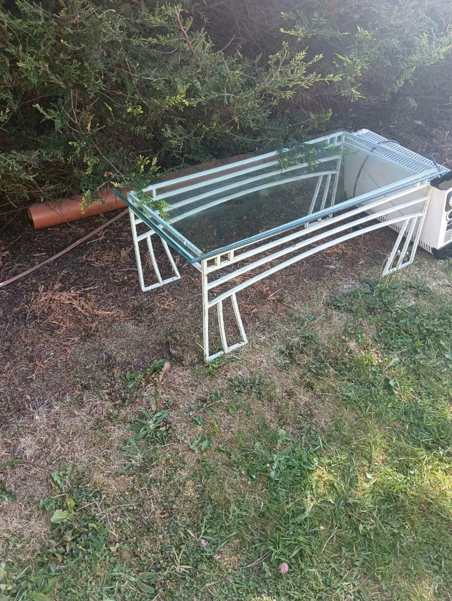 Lovely unusual coffee table - Image 1