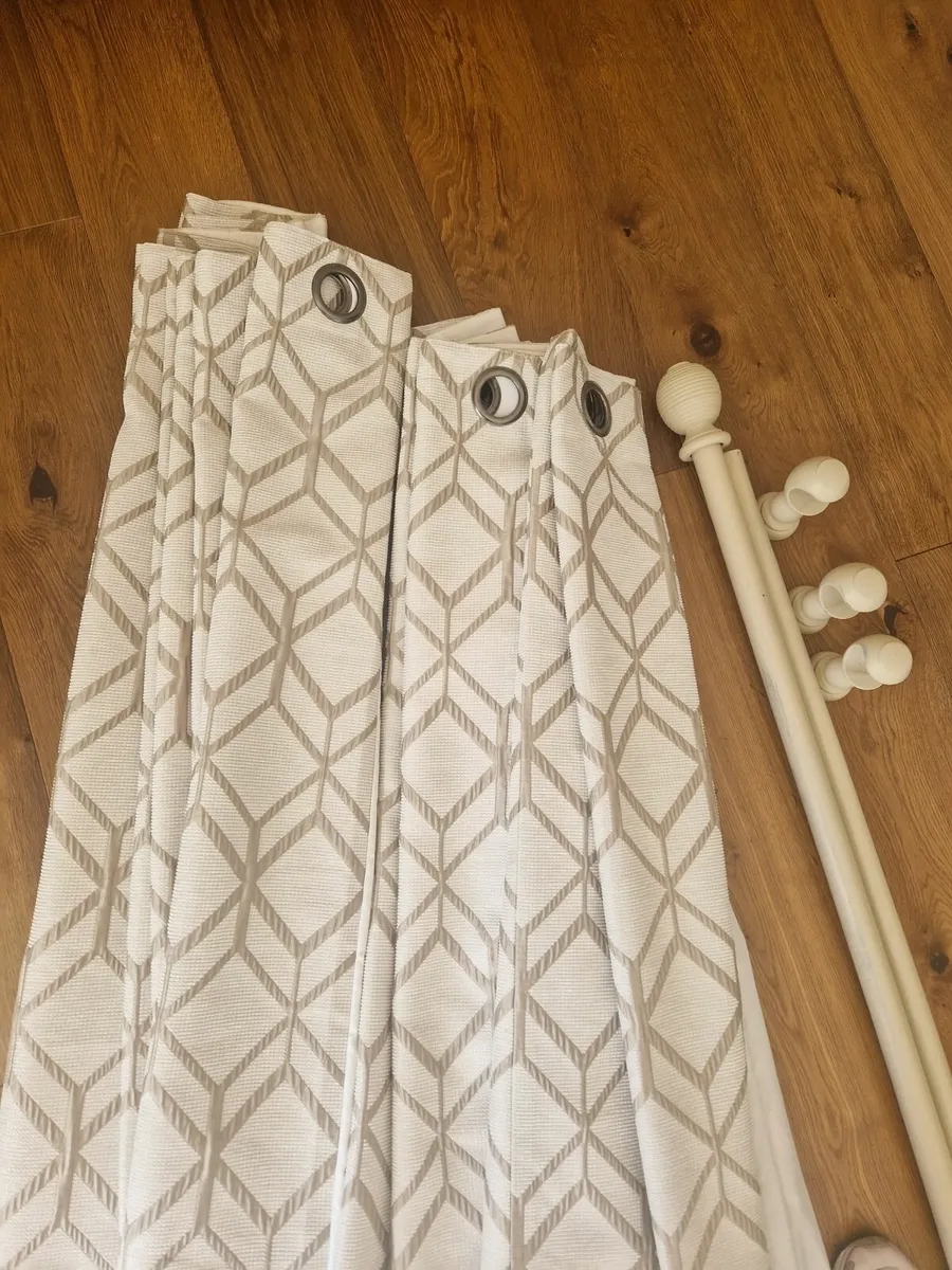 Eyelet Curtains and Curtain pole - Image 2