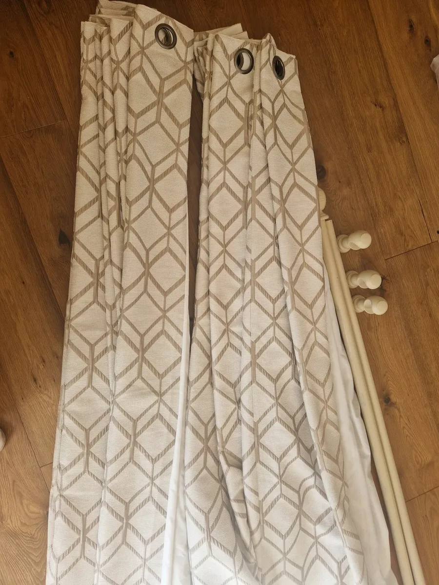 Eyelet Curtains and Curtain pole - Image 3