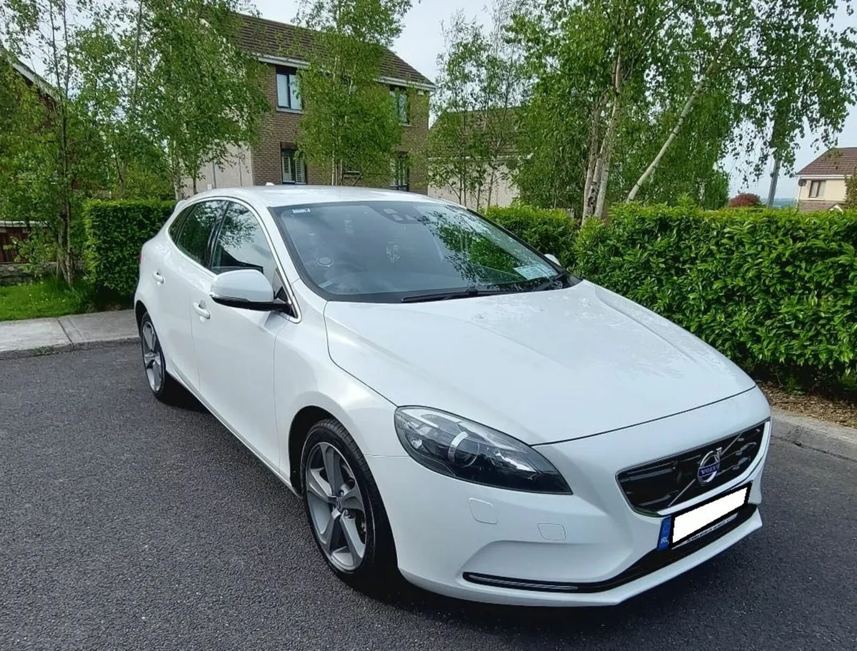 Volvo V40 AUTO | Heated Seat | Rearview Camera - Image 1