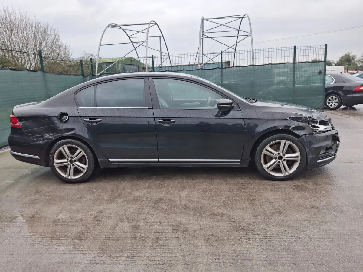 132 Volkswagen Passat R line. Light Damage - Image 3