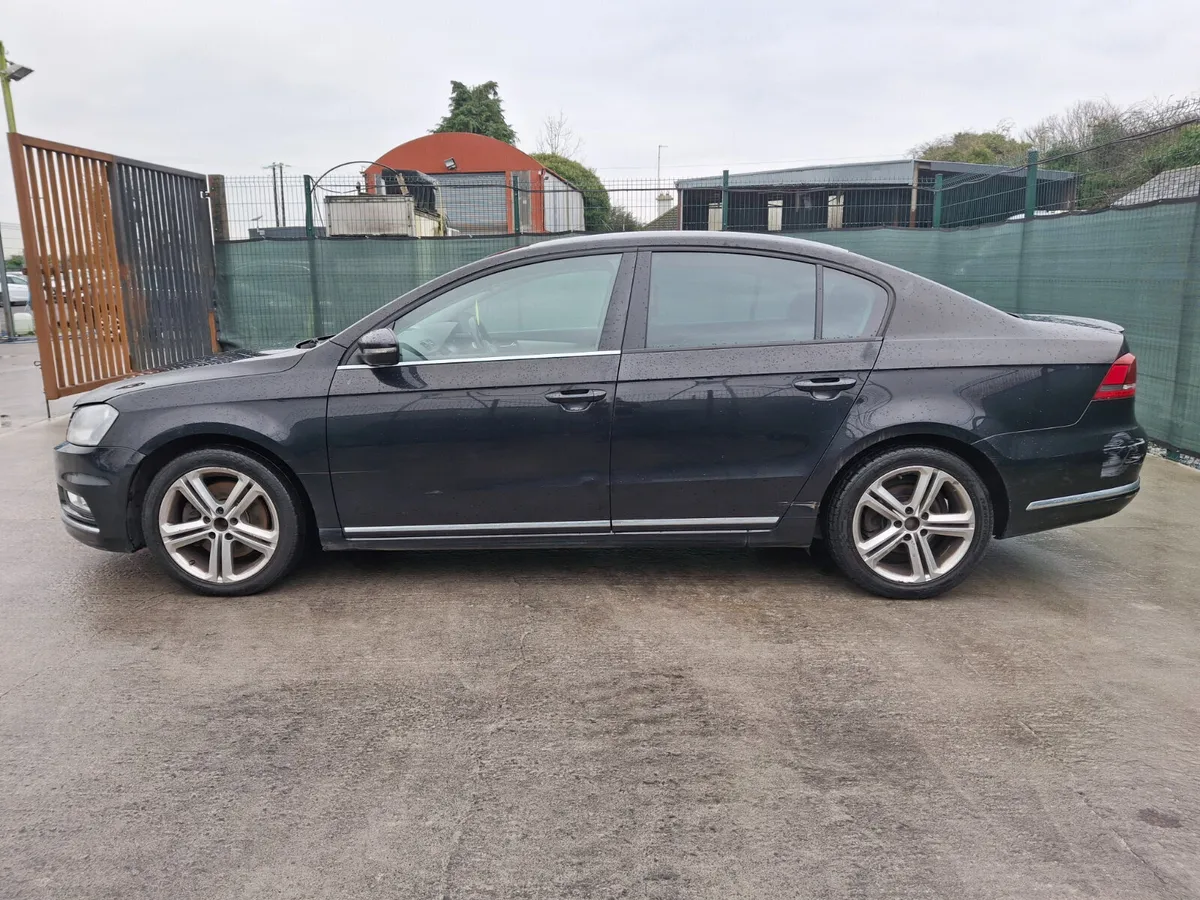 132 Volkswagen Passat R line. Light Damage - Image 4