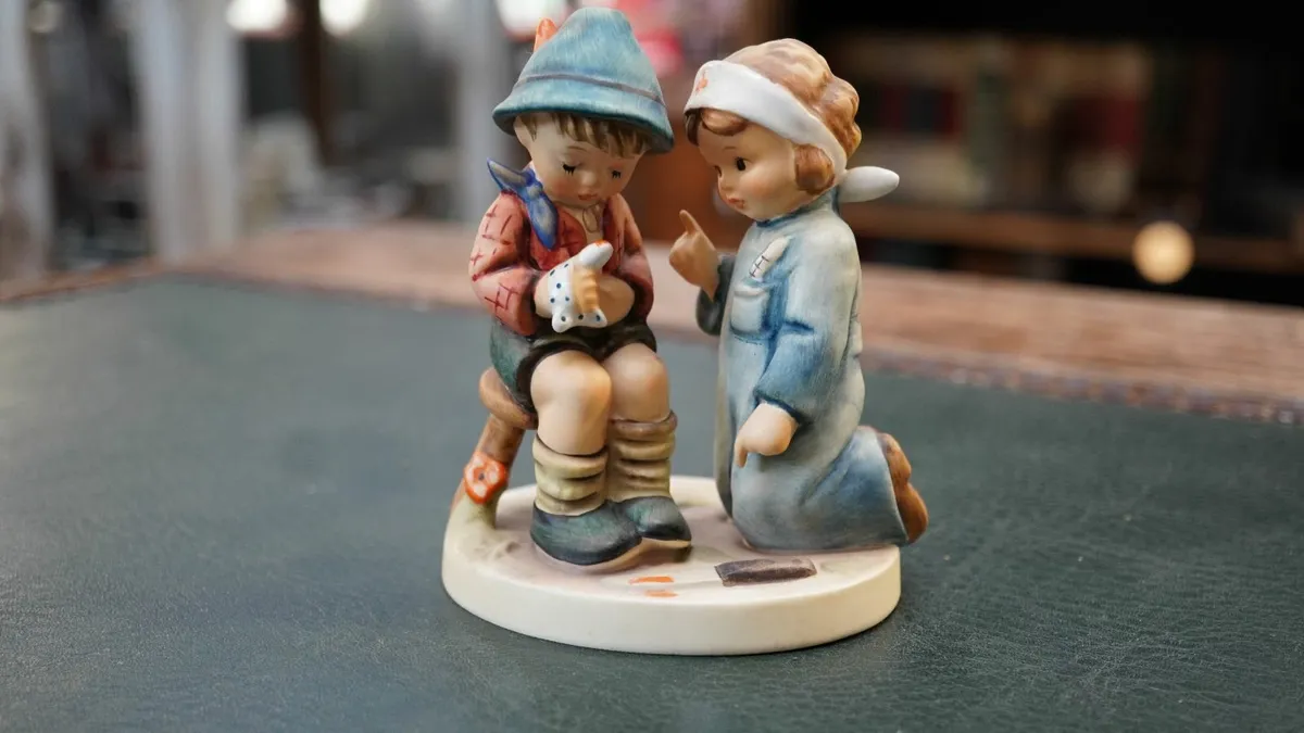Goebel Figurine – “Little Nurse / Hänsel, merk dir - Image 1
