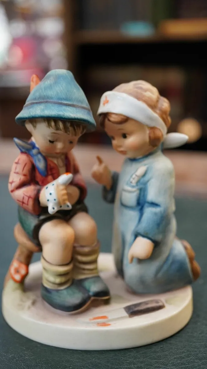 Goebel Figurine – “Little Nurse / Hänsel, merk dir - Image 2
