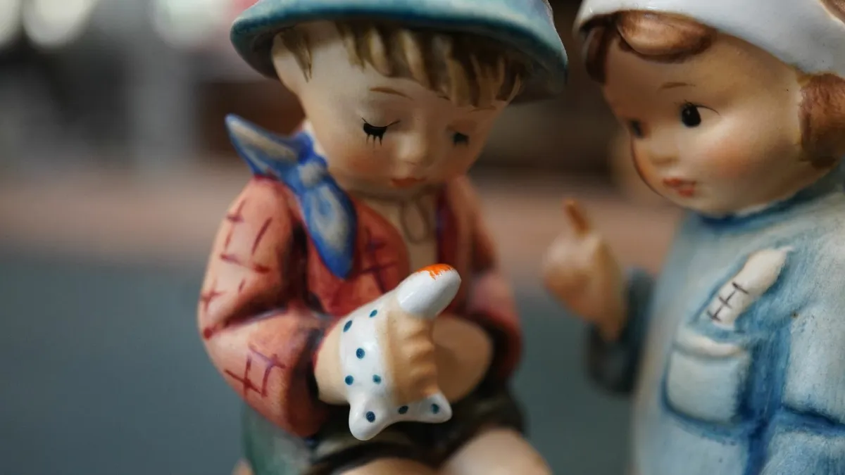 Goebel Figurine – “Little Nurse / Hänsel, merk dir - Image 3