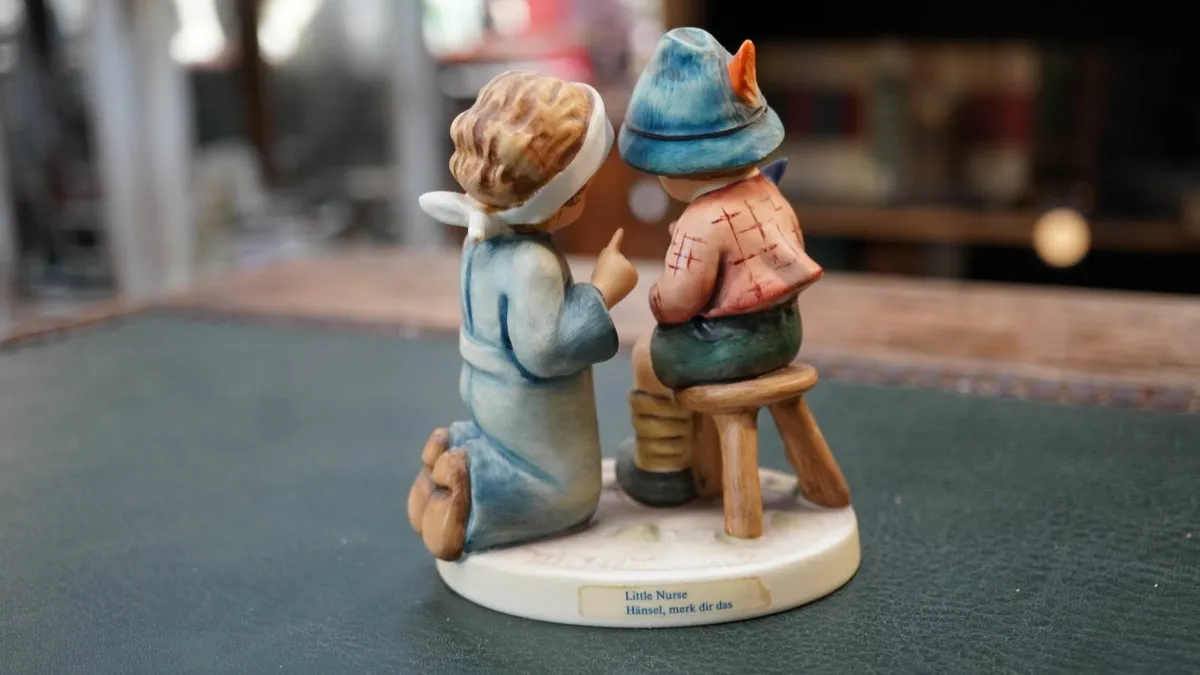 Goebel Figurine – “Little Nurse / Hänsel, merk dir - Image 4