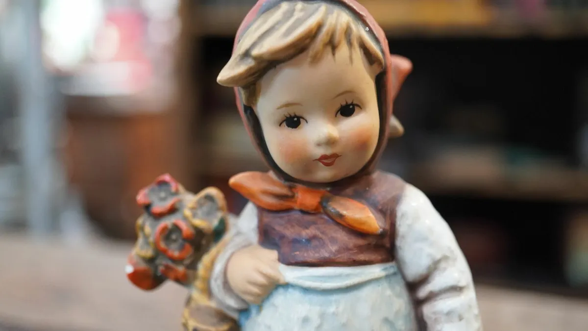 Hummel Figurine - Little Traveler - Image 4