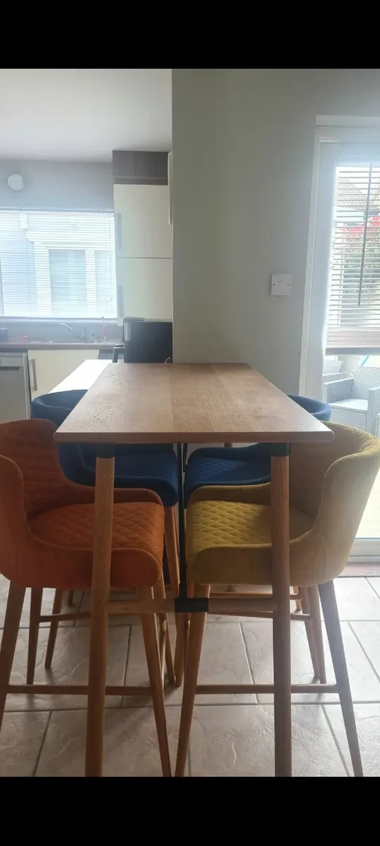 Bar table and 4 stools - Image 1