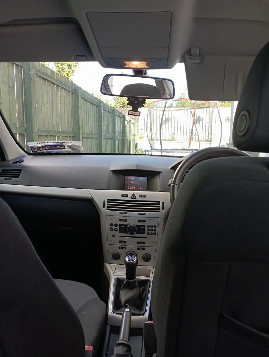 Opel Astra 2010 - Image 2