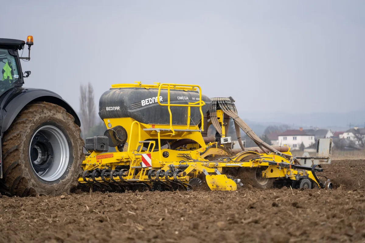 BEDNAR OMEGA 4000FL Seed Drill - Image 1