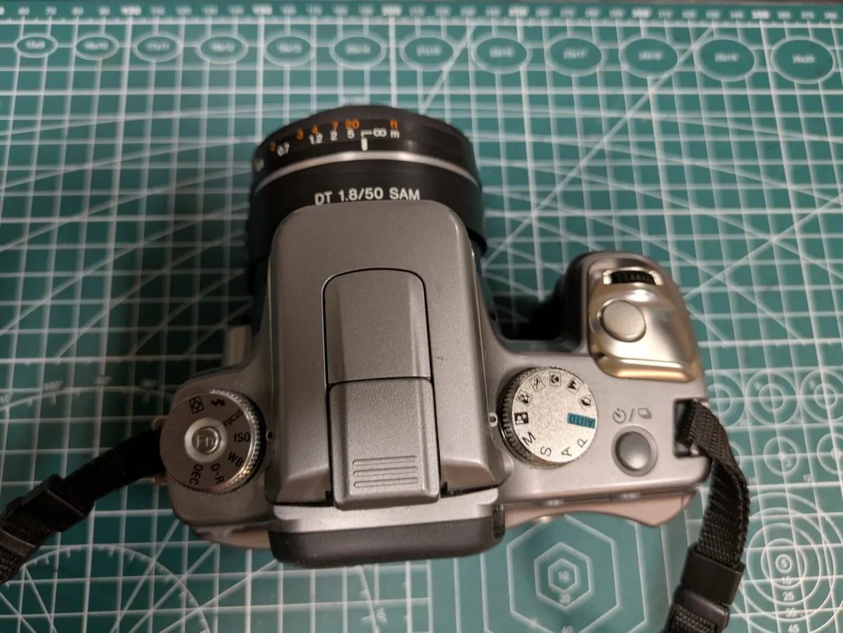 Sony A100 CCD DSLR +50mm 1.8 A mount lens - Image 2