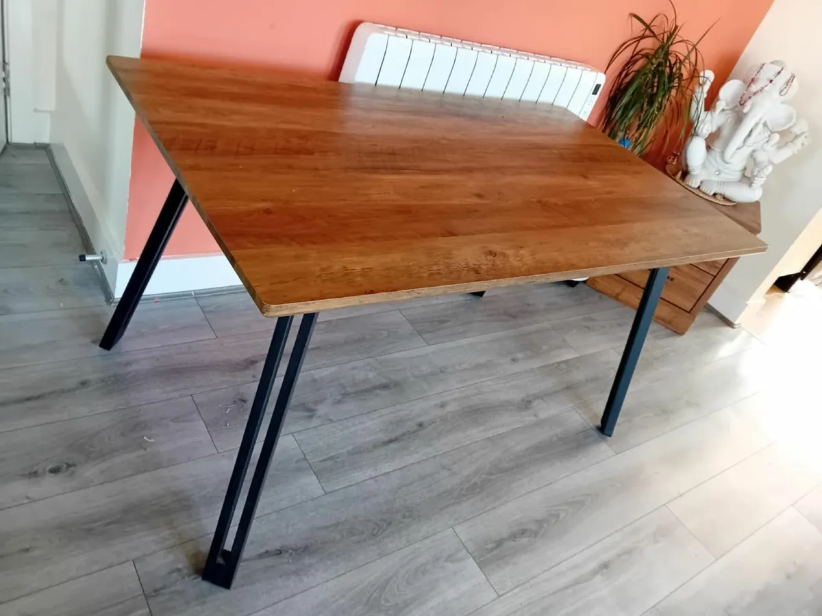 Table and chairs - Image 1