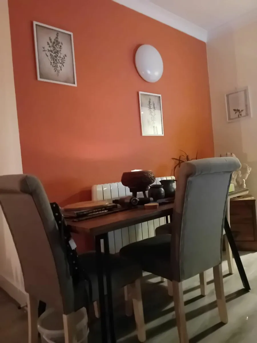 Table and chairs - Image 2