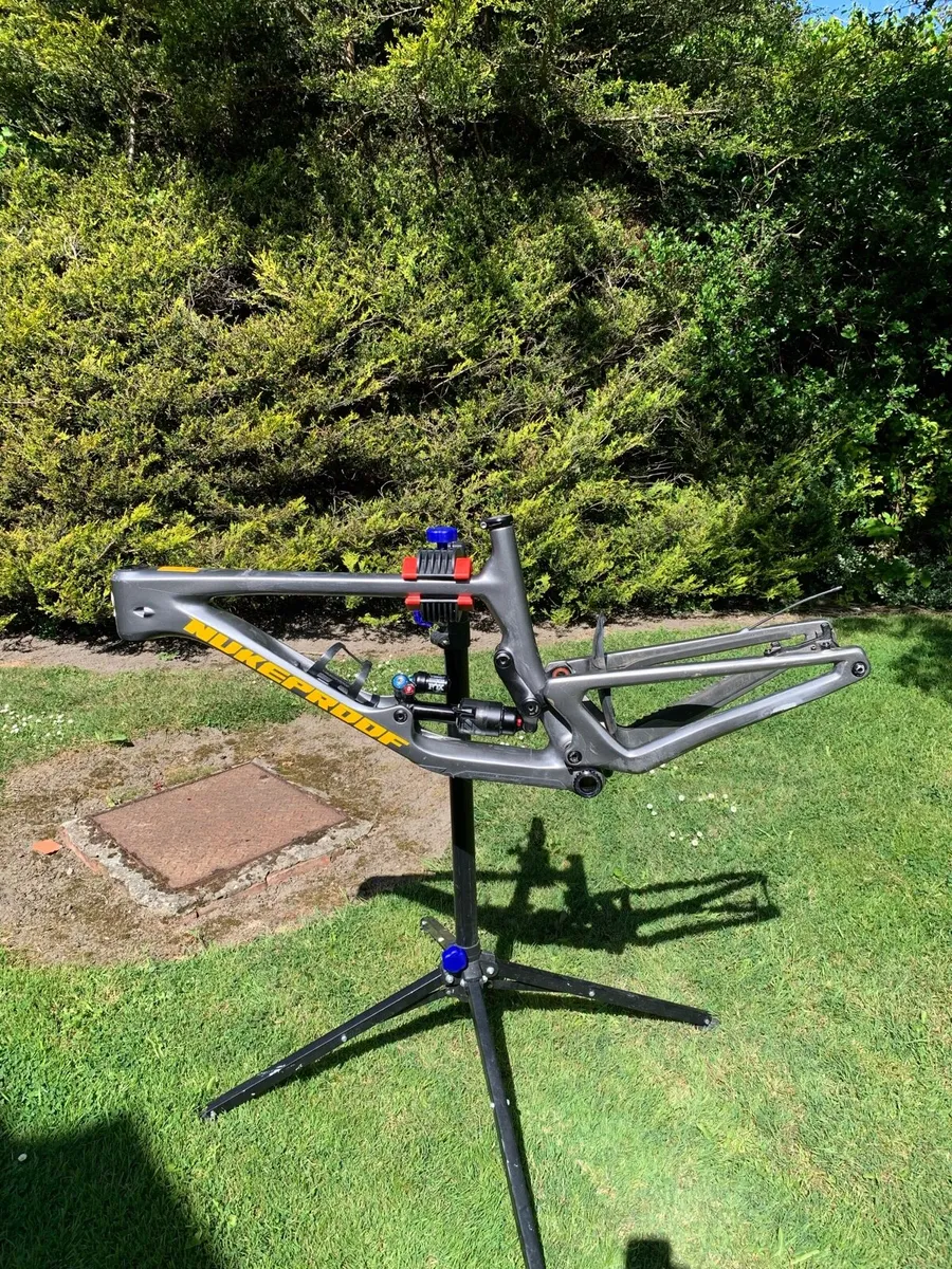 Nukeproof Giga 297 Carbon - L (frame and shock) - Image 2