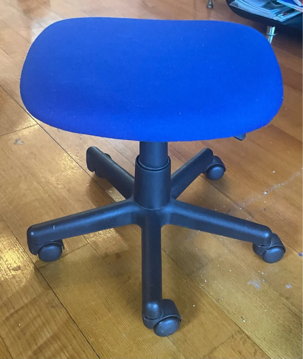 Adjustable Seat with Castors - Image 3