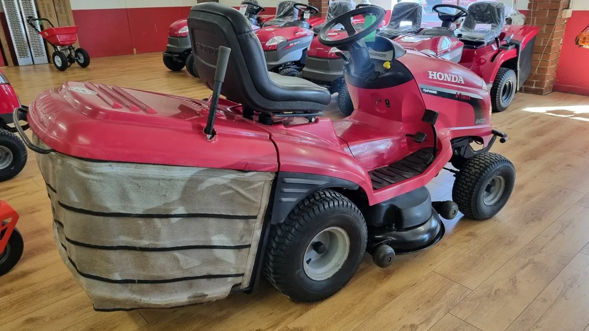Honda HF2417 Ride On Tractor Lawnmower - Image 4