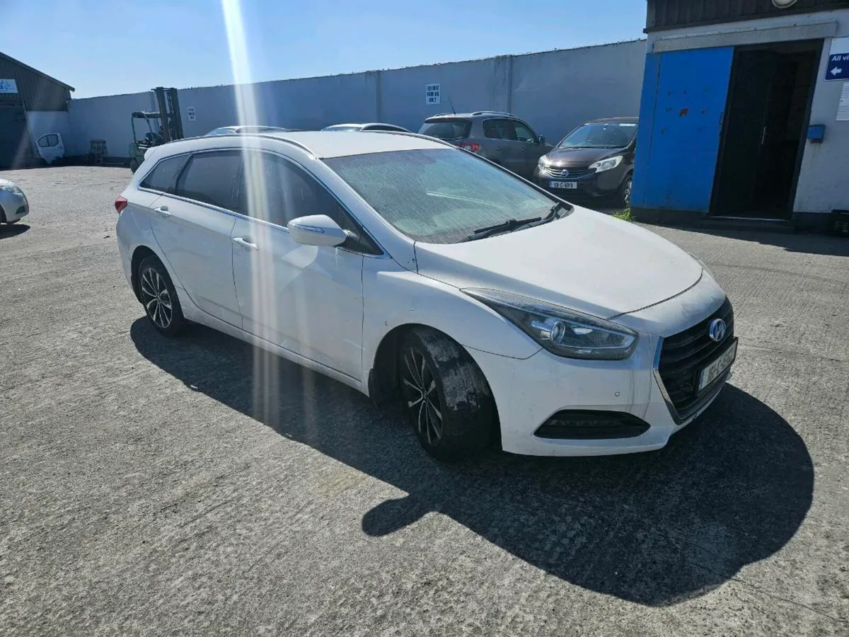 2016 Hyundai i40 estate automatic damaged - Image 1