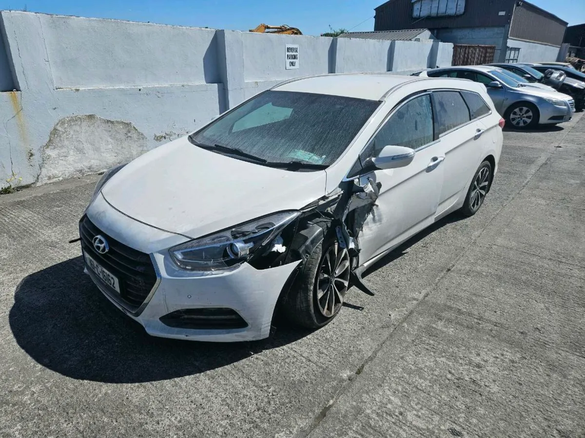 2016 Hyundai i40 estate automatic damaged - Image 2