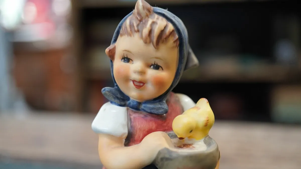 Goebel Hummel Figurine - Feeding Time - Image 4