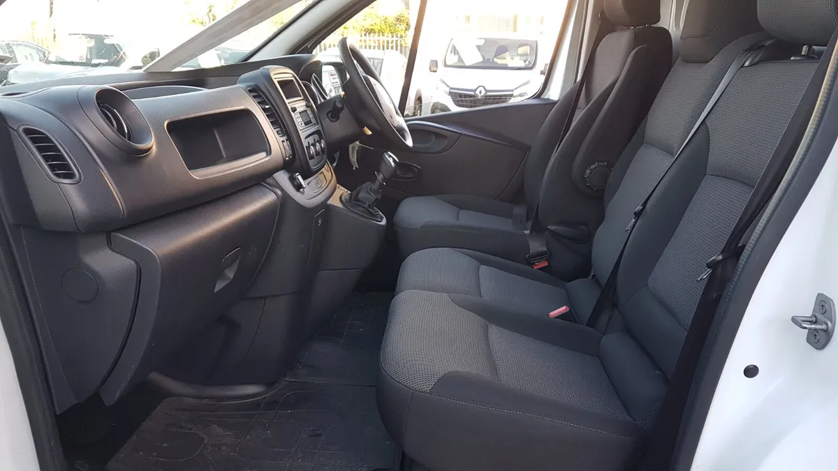 Renault Trafic 202D LWB MINT VAT INVOICE - Image 4