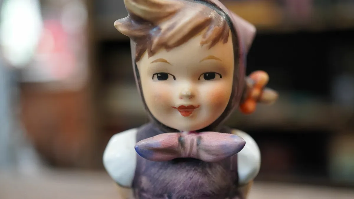 Goebel Hummel Figurine - Which Hand? - Image 4