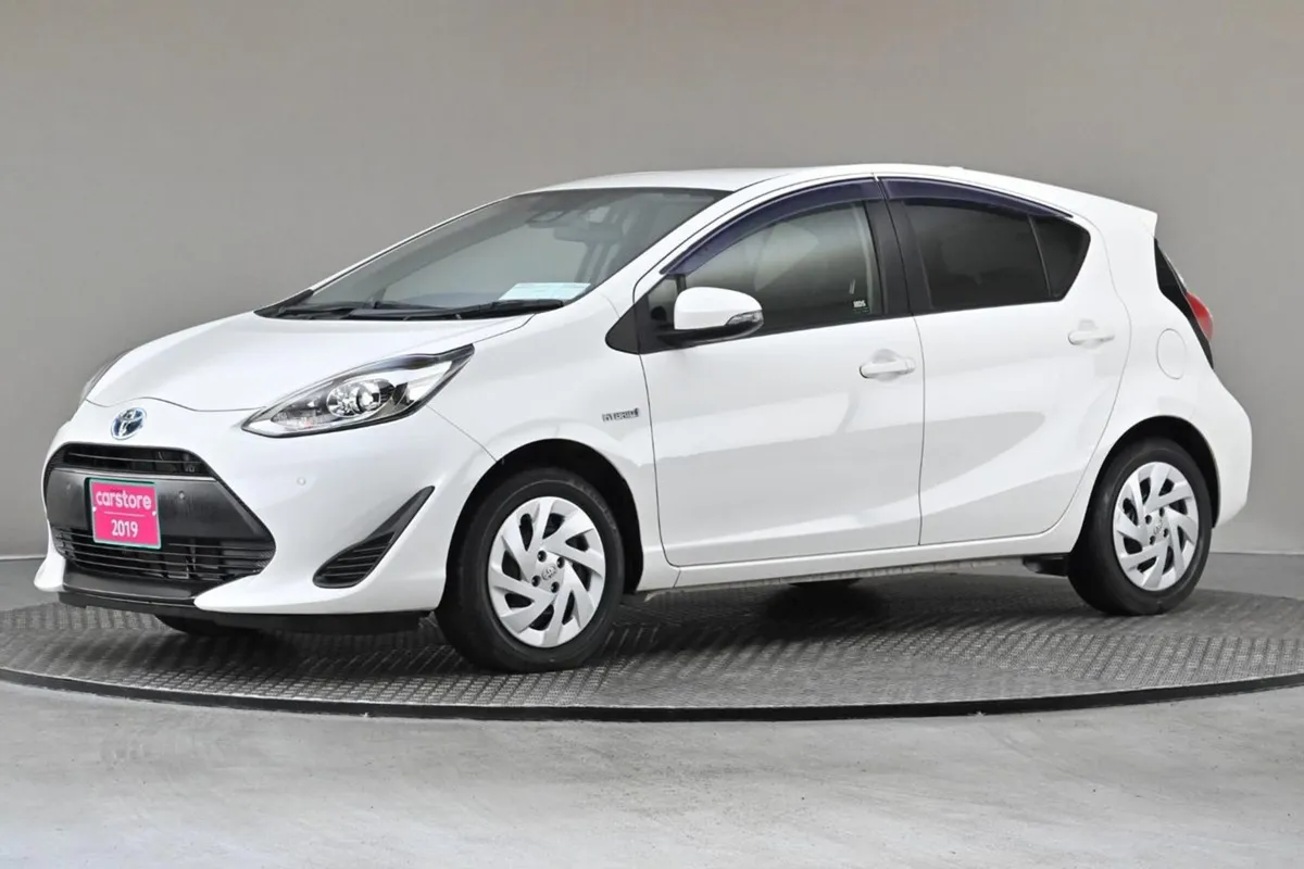 Toyota Aqua 1.5 Vvt-i Hybrid  2tone Interior andr - Image 4