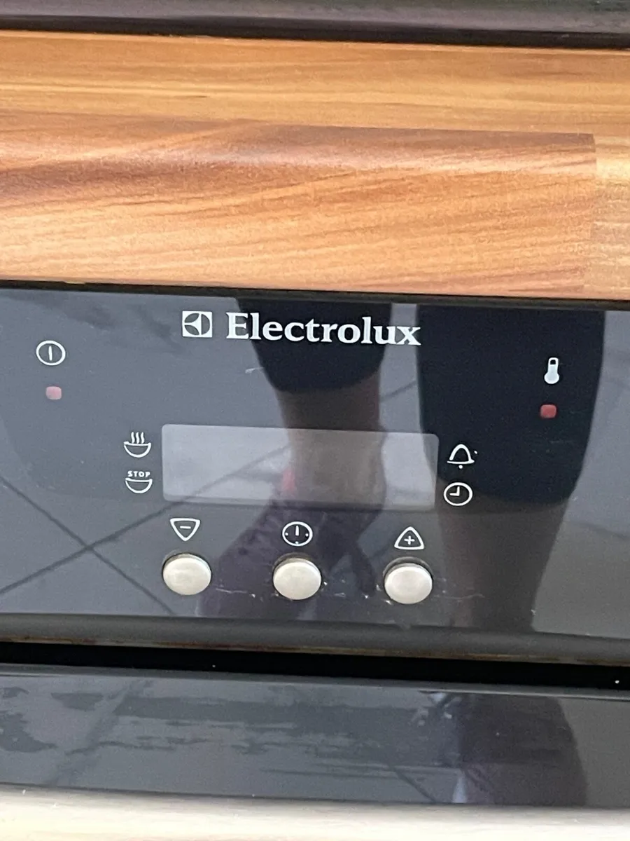 Gas hob  and electric oven - Image 1