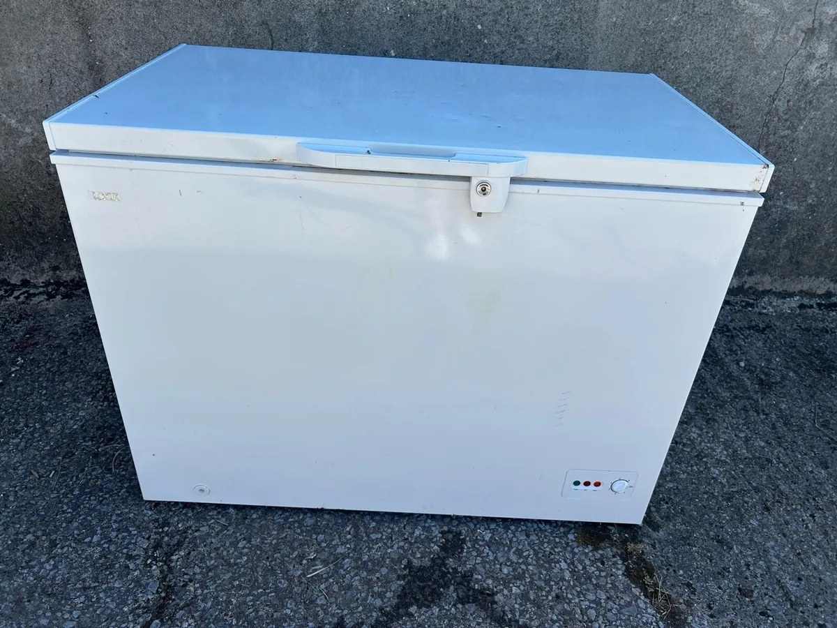 LOGIK L300CFW14 chest freezer - Image 1