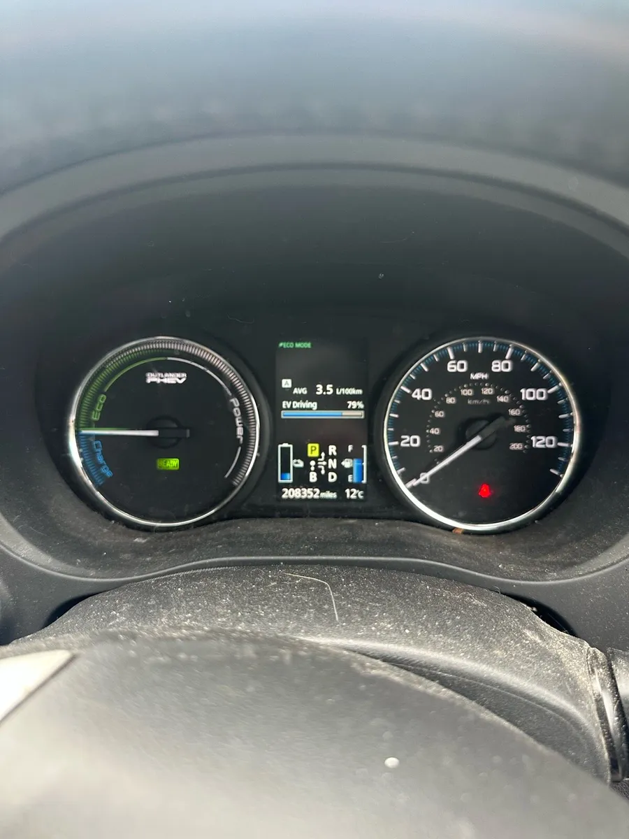 Mitsubishi outlander hybrid - Image 4