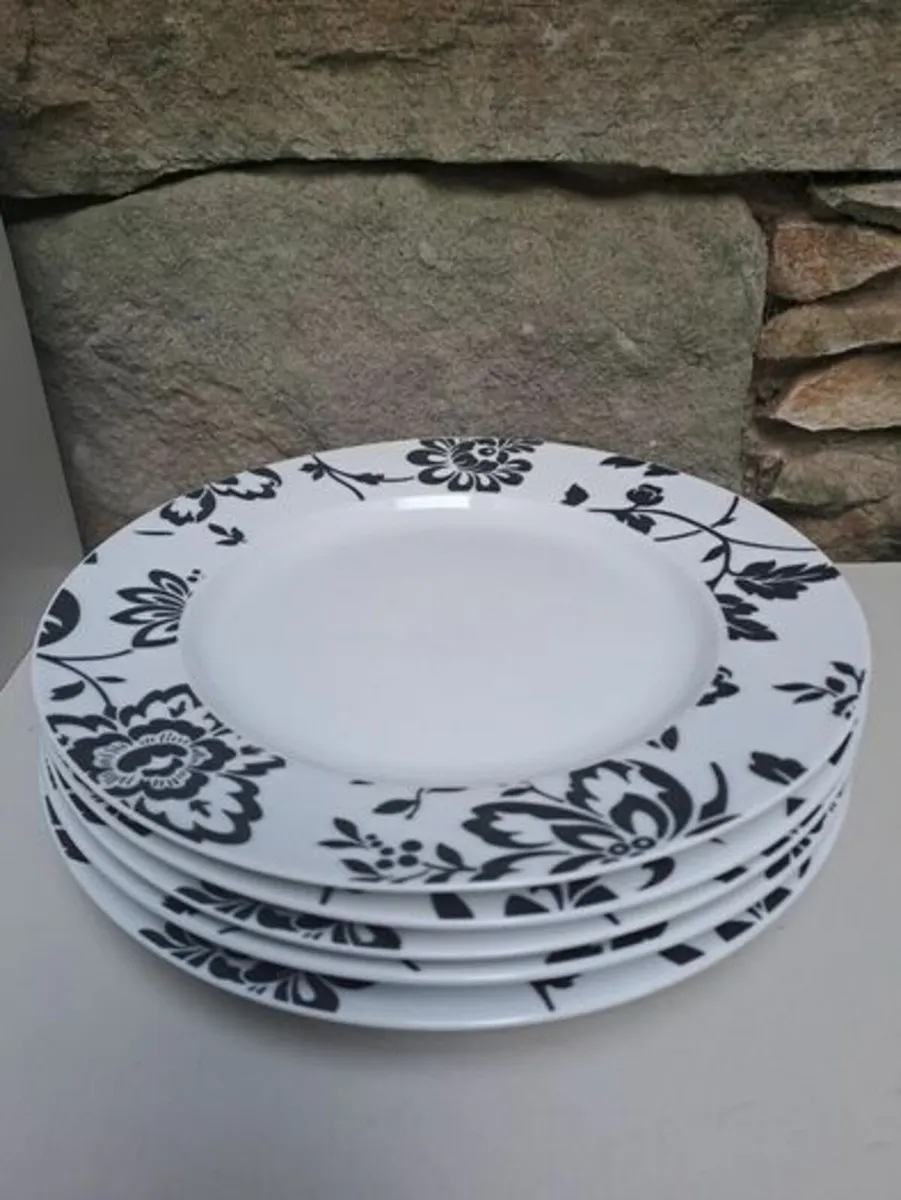 5 Black and white dinner plates - Image 2