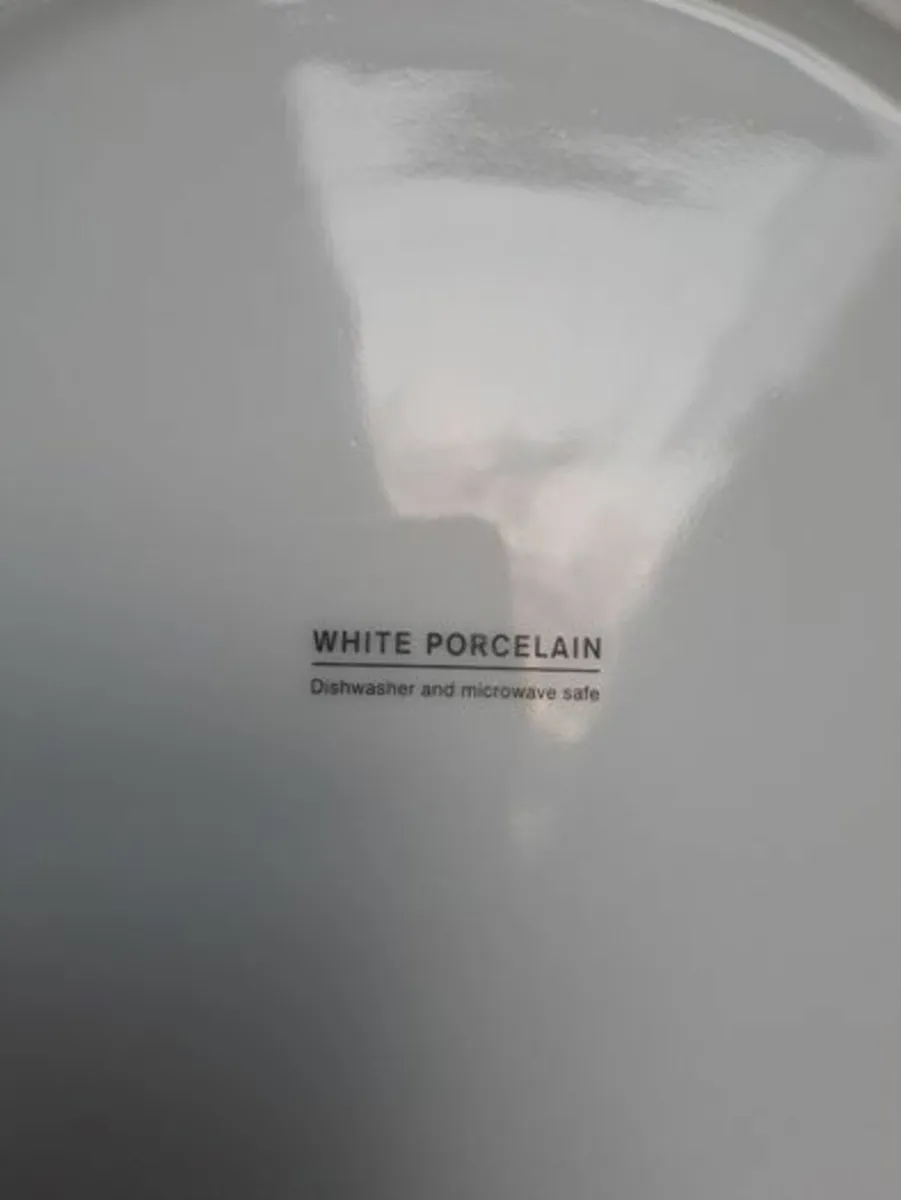 5 Black and white dinner plates - Image 3