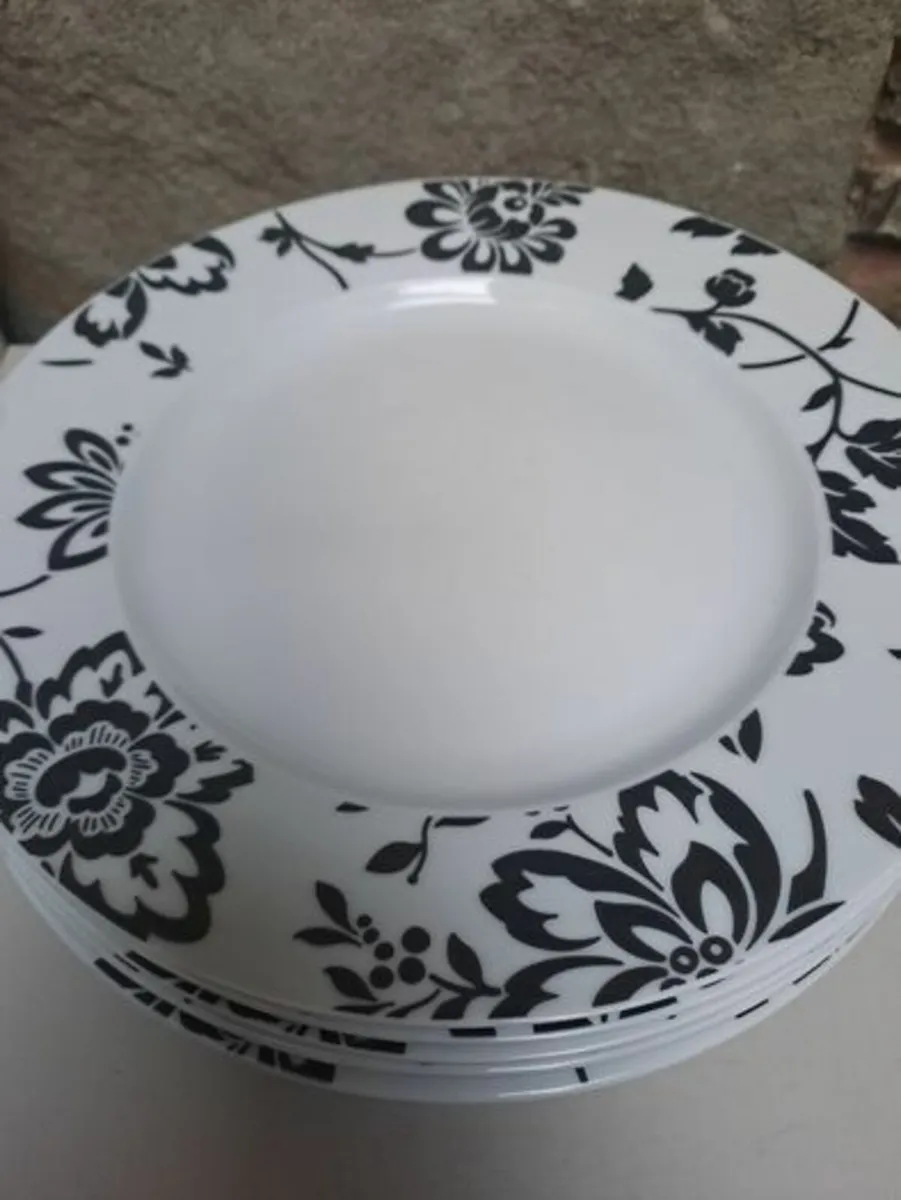 5 Black and white dinner plates - Image 4
