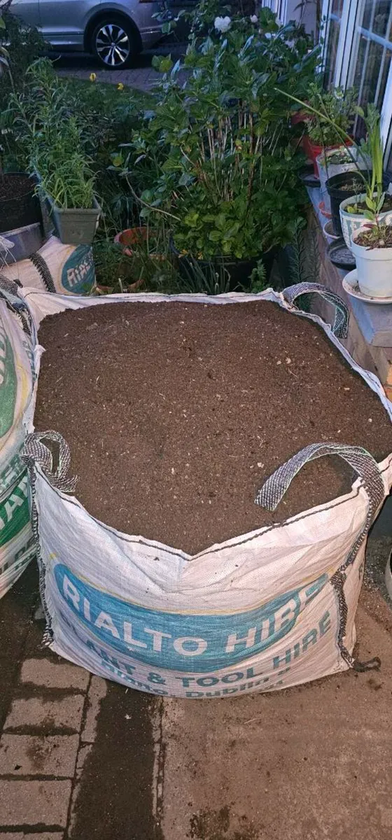 Topsoil (no rocks sieved)
2-3 tons available