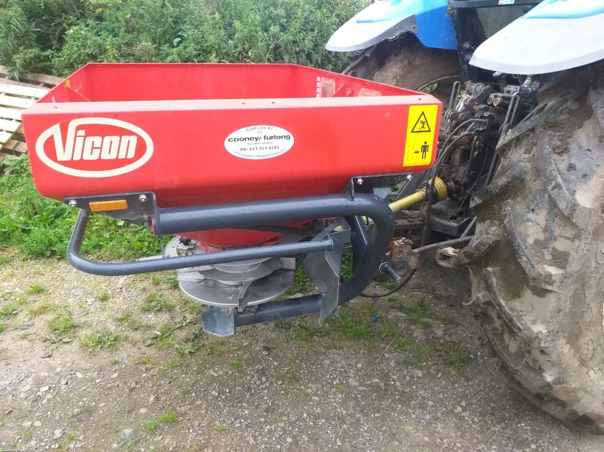 Vicon fertiliser spreader - Image 1