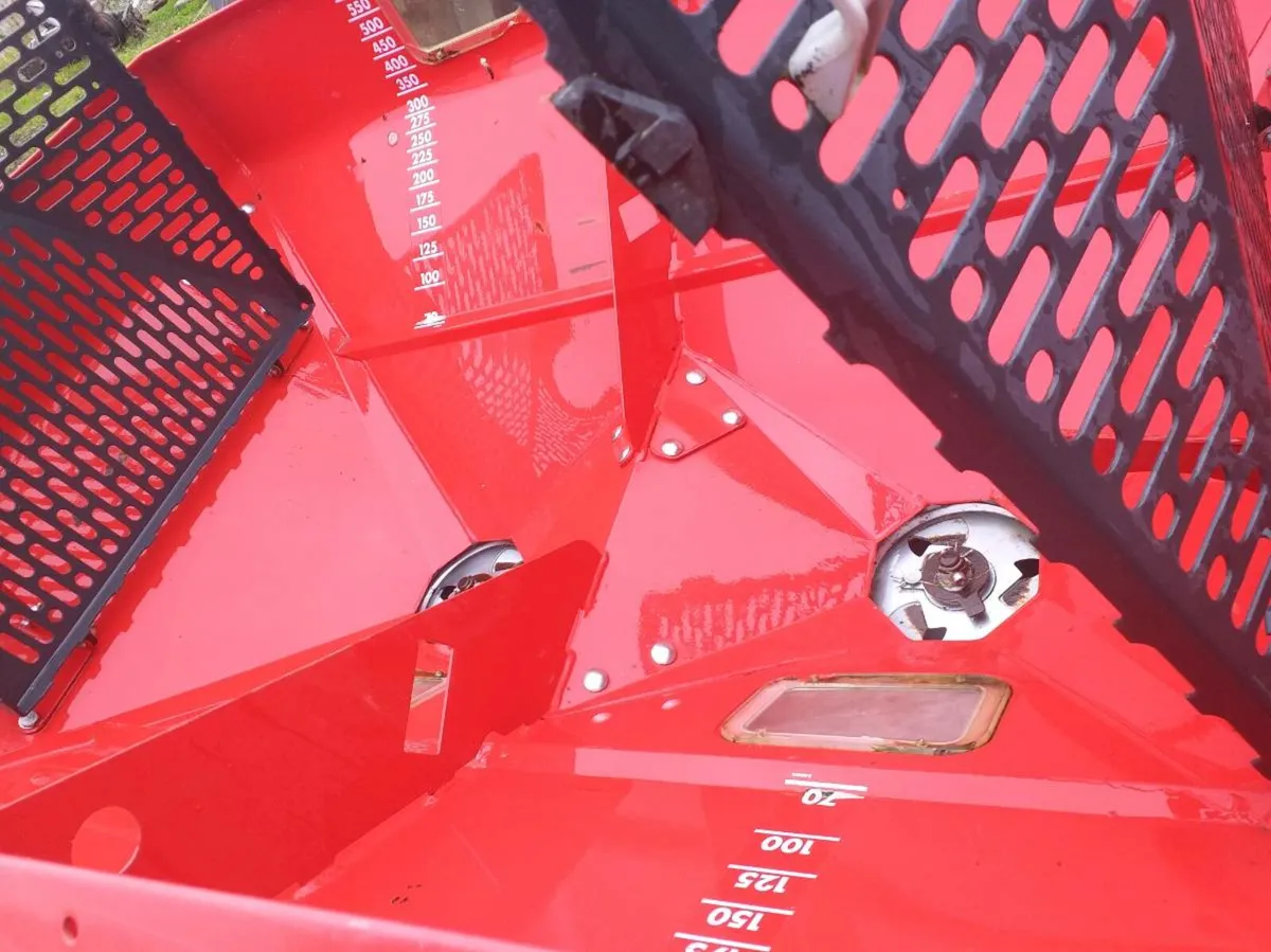 Vicon fertiliser spreader - Image 3