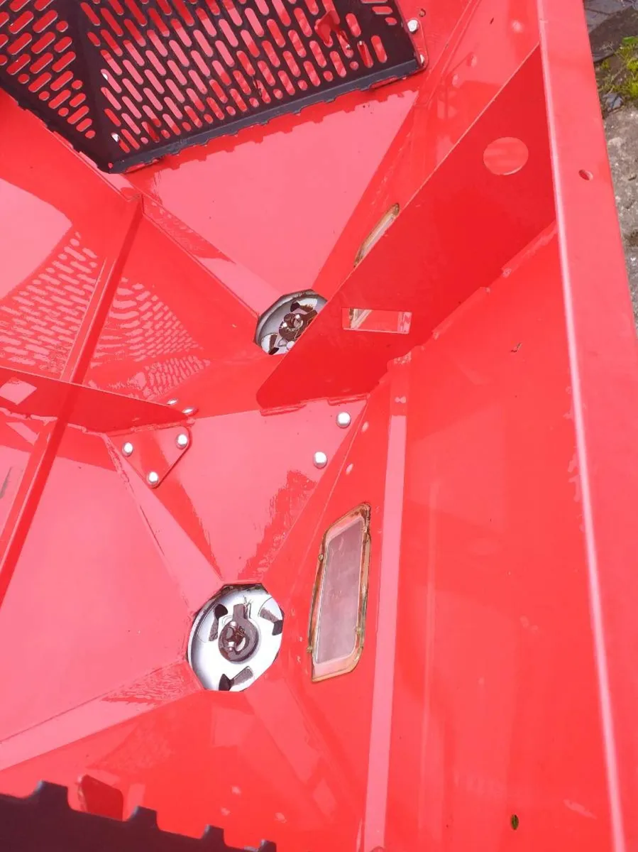 Vicon fertiliser spreader - Image 4