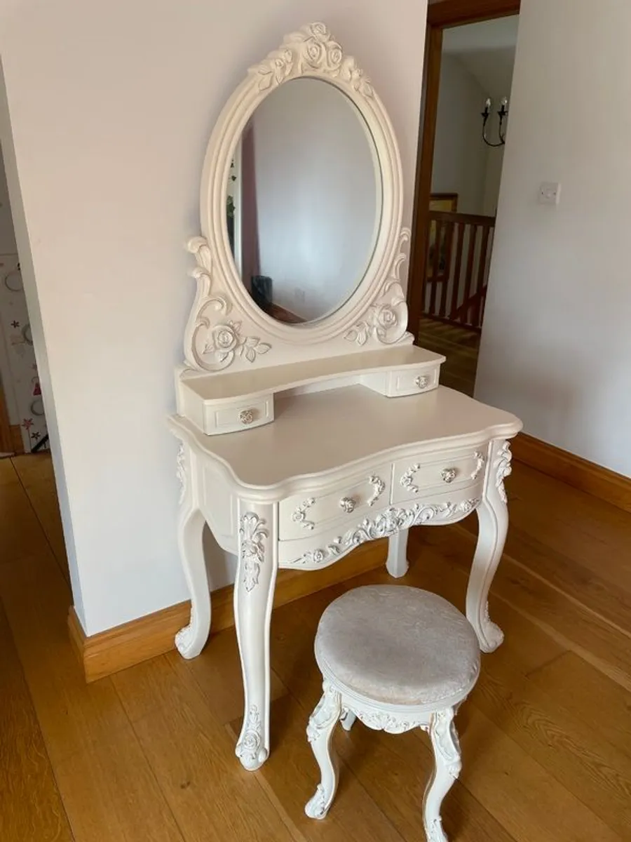 Bedroom dresser with chair - Image 1