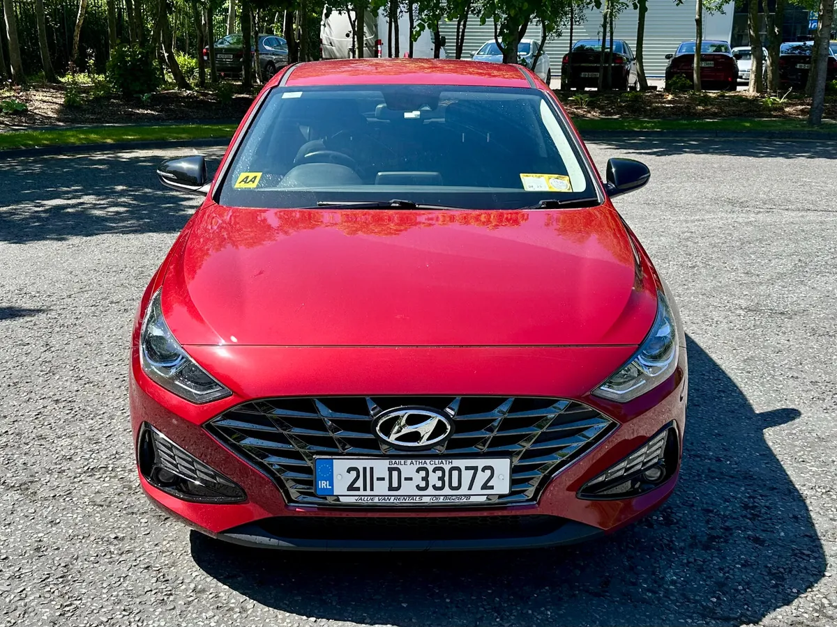 Hyundai i30 Deluxe 2021 - Image 2