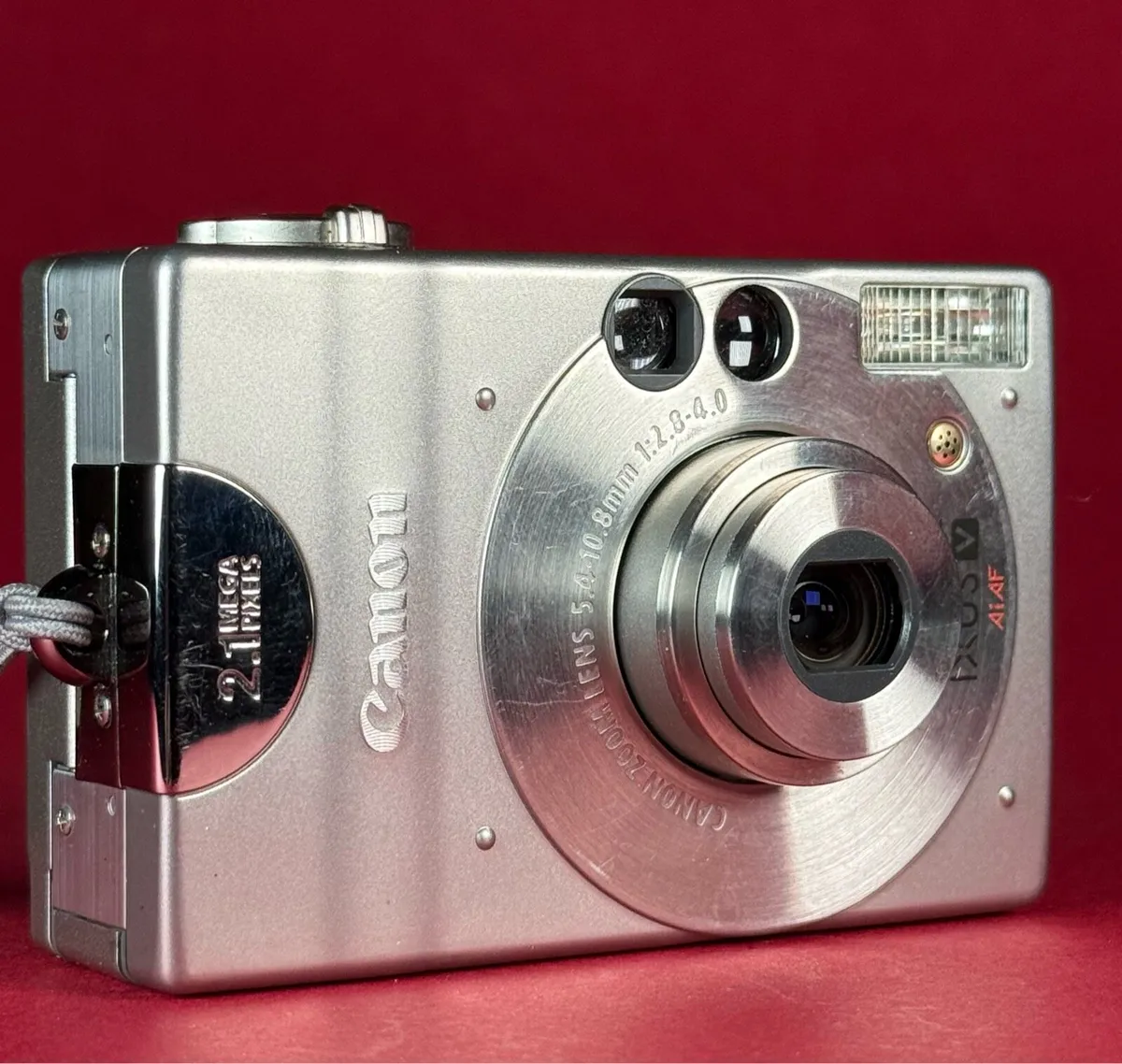 Canon IXUS V 2.1MP Compact Digital Camera - Image 3