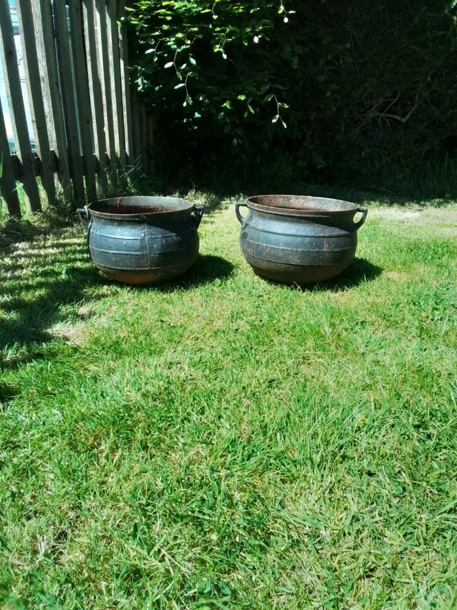 Cast iron old style skillet pots