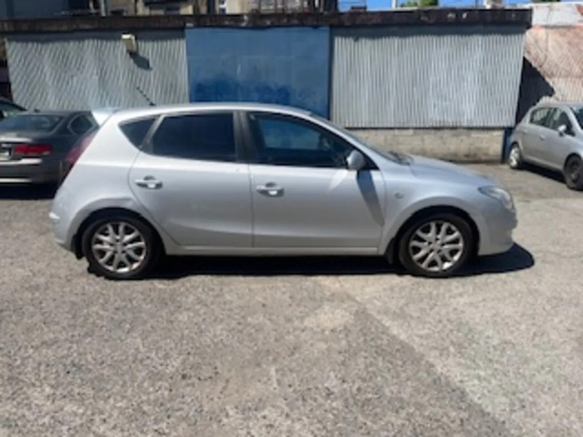 Hyundai i30 2010 - Image 2