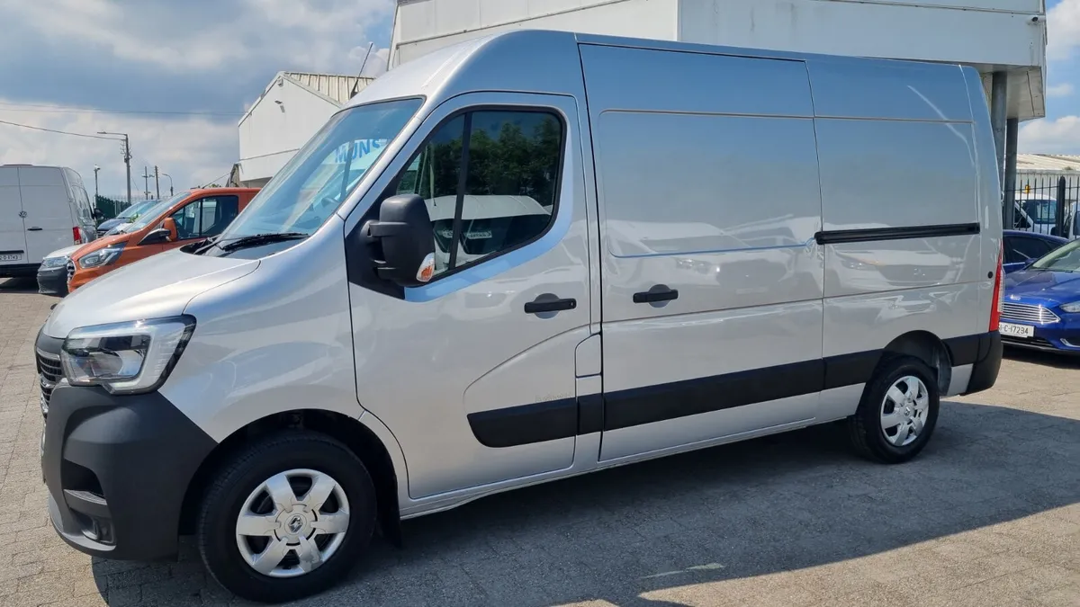231 RENAULT MASTER MWB WITH A/C, 33K MILES GRADE 1 - Image 1