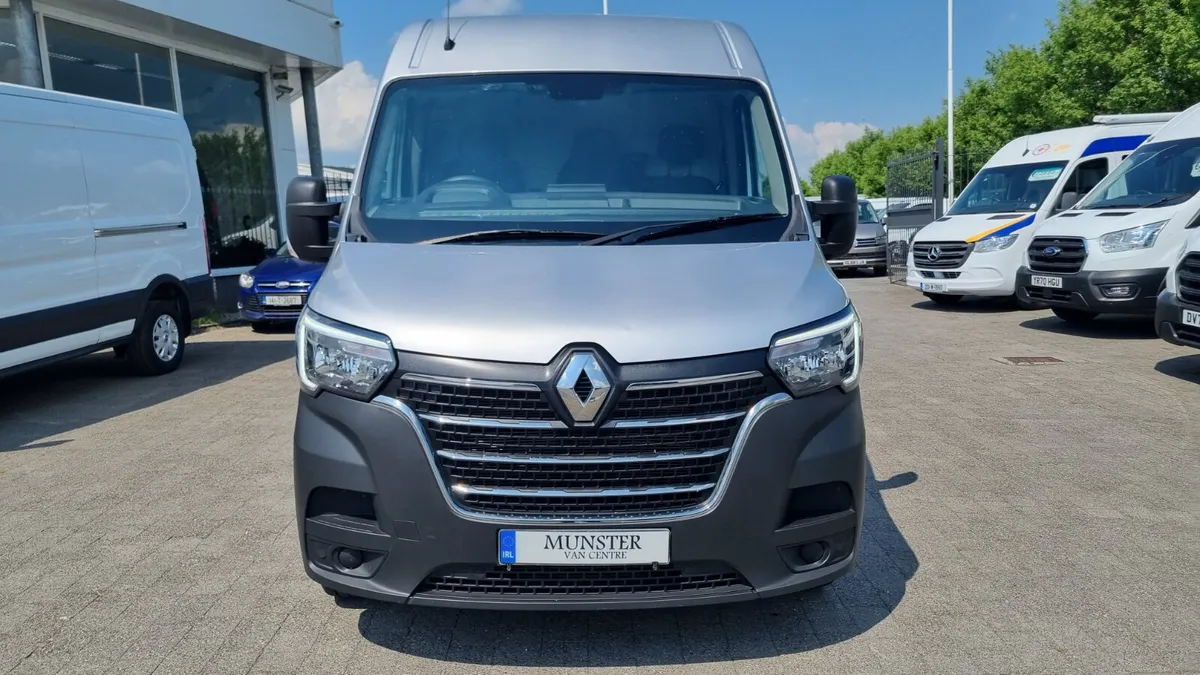 231 RENAULT MASTER MWB WITH A/C, 33K MILES GRADE 1 - Image 3