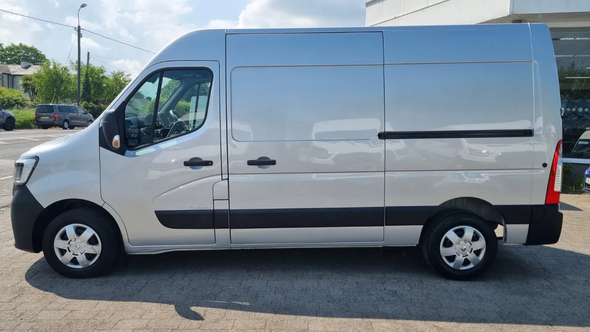 231 RENAULT MASTER MWB WITH A/C, 33K MILES GRADE 1 - Image 4