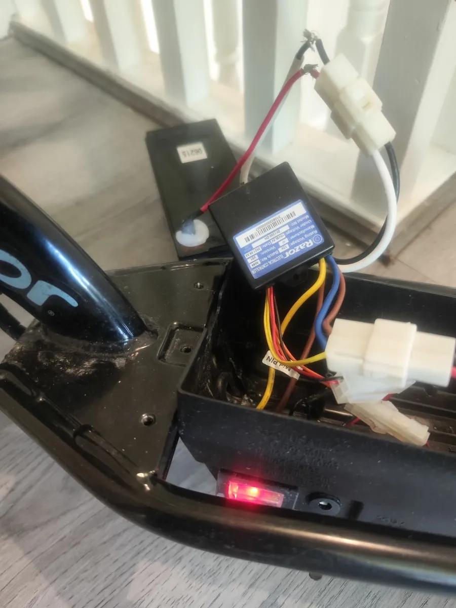 Razor E90 Electric Scooter - Image 4