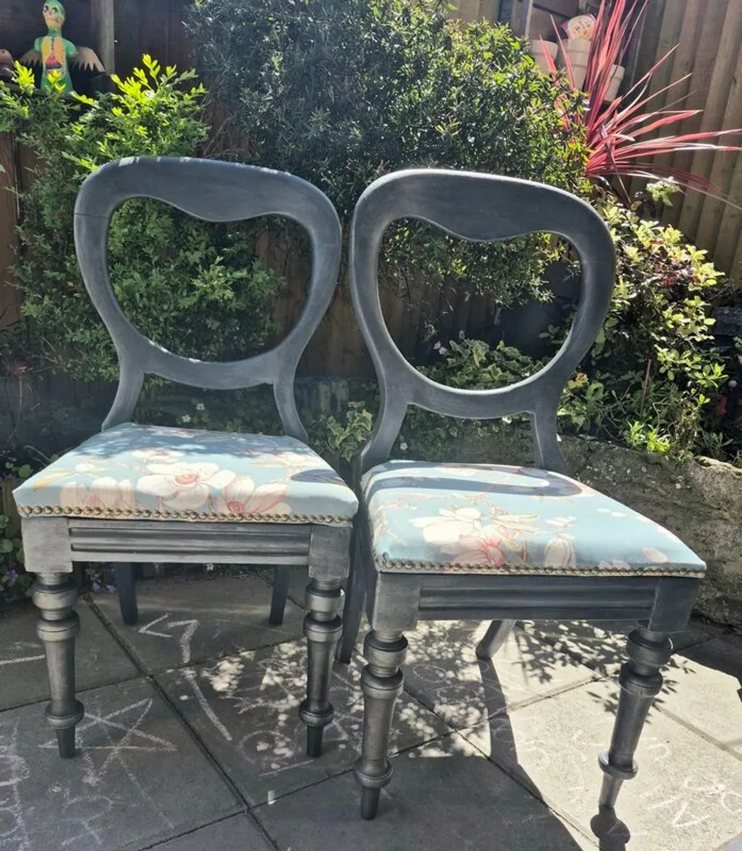 Superb Pair of 19th Century Victorian antique ballon back chairs - Image 2