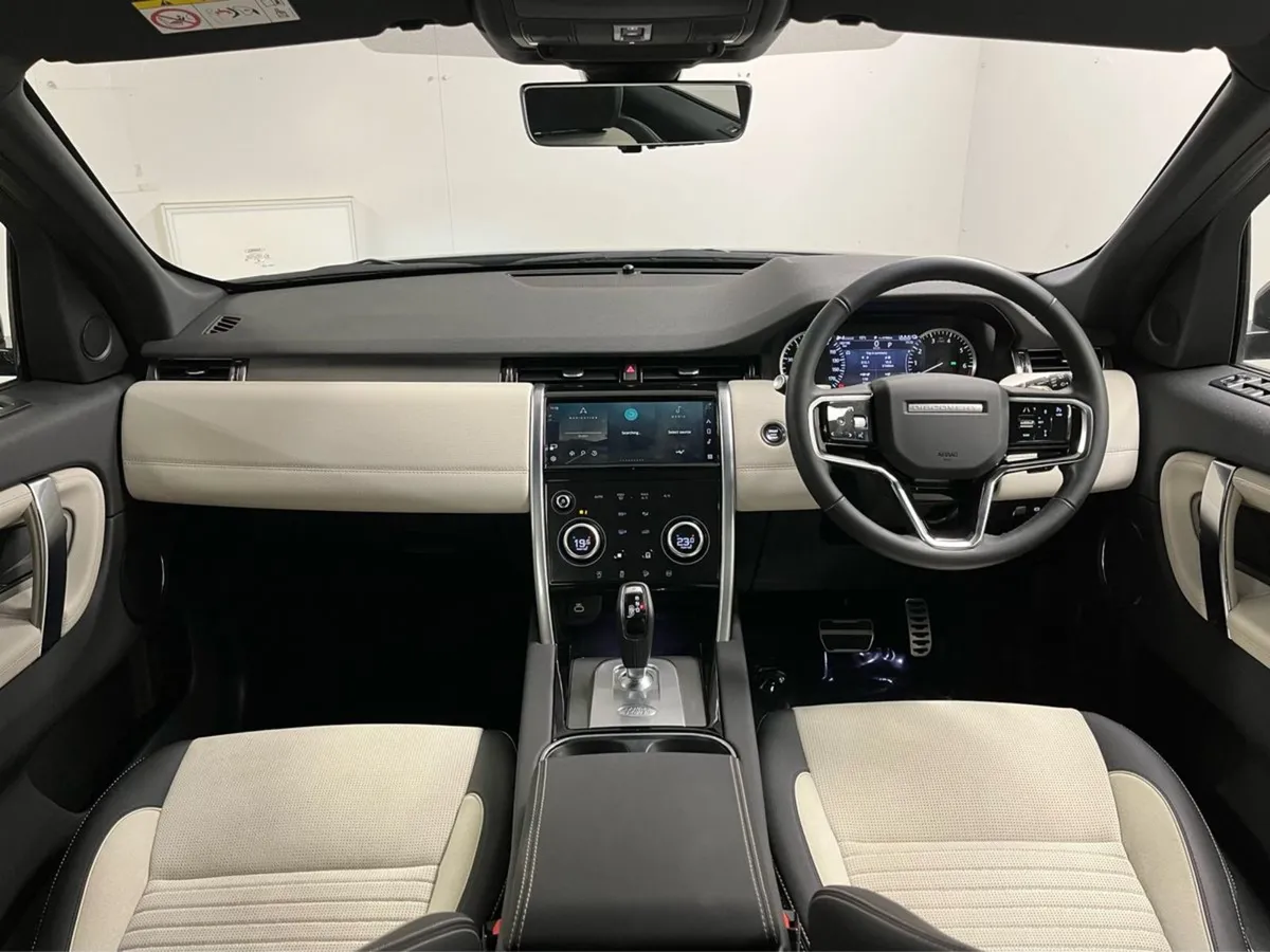 Land Rover Discovery Sport Urban Edition P300e AW - Image 4