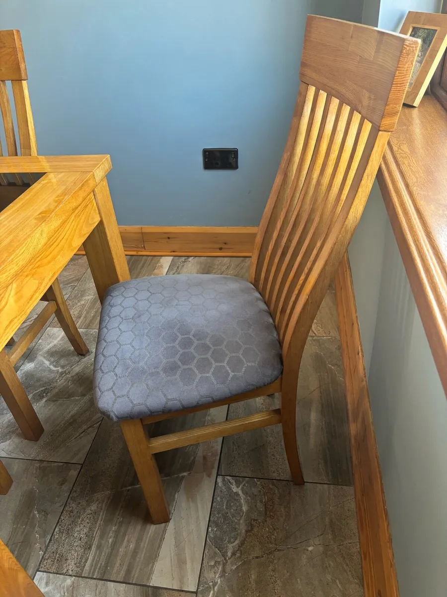 Table & chairs - Image 3