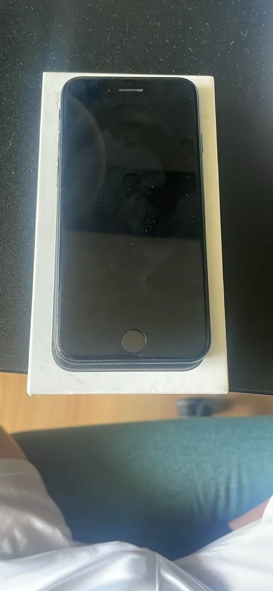 iPhone Se Swap for AirPods - Image 2